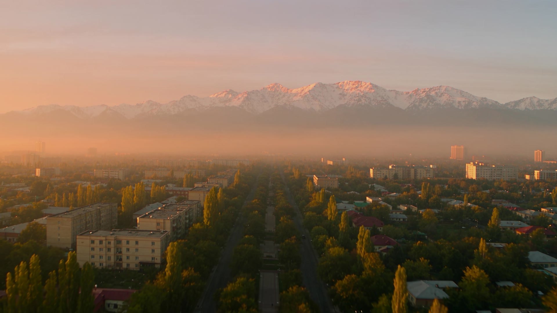Утренняя Алматы у подножия гор